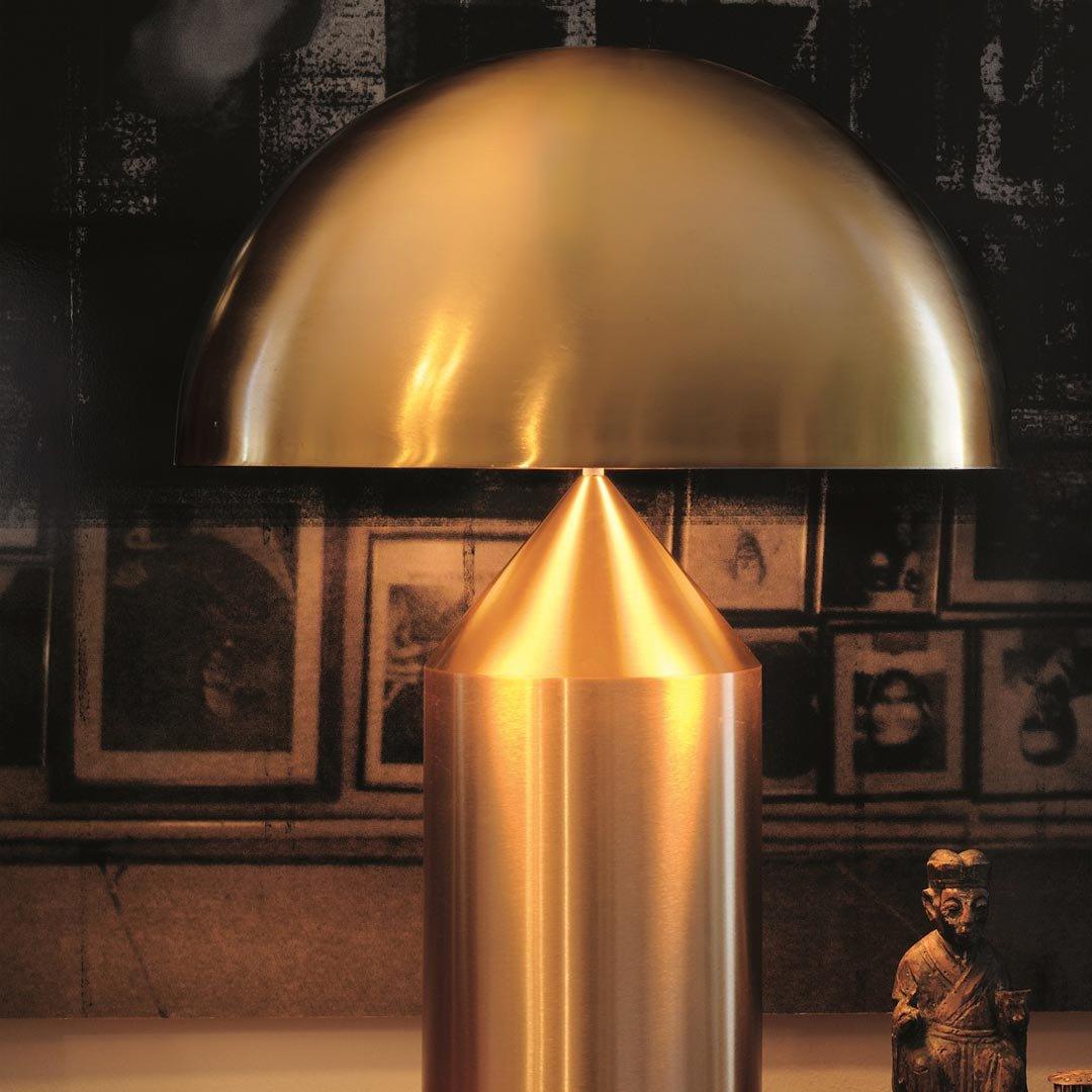 Vue rapprochée de la lampe de table LunaShine, soulignant son design moderne.