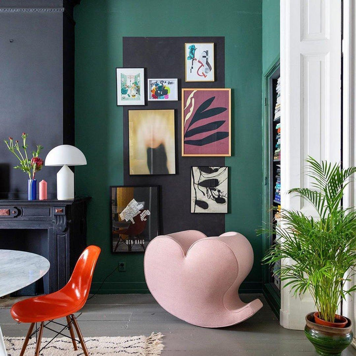 Design minimaliste de la lampe de table LunaShine, parfaite pour un intérieur contemporain.