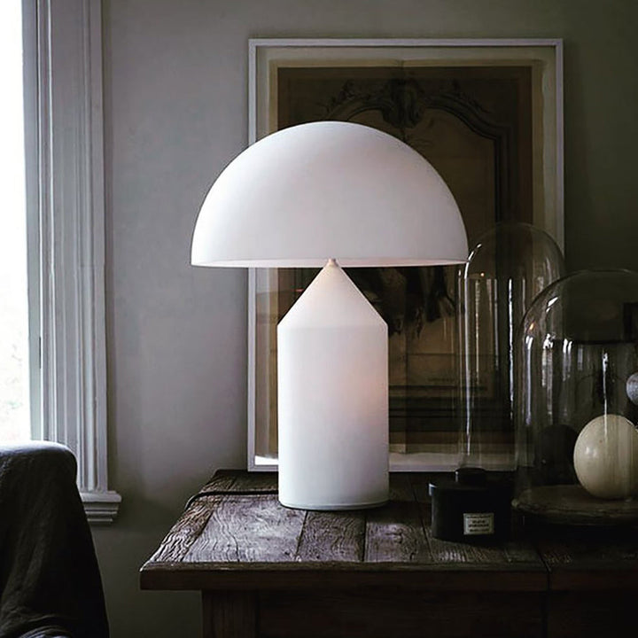 Lampe de table LunaShine polyvalente, idéale comme lampe de bureau ou de salon.