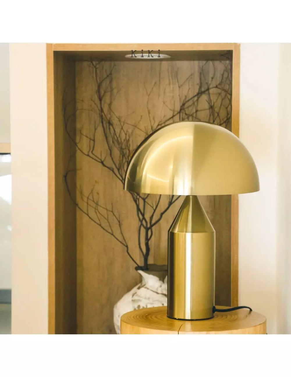 Luminaire de table géométrique en métal doré pour chambre. Apporte une touche iconique et un éclairage d'ambiance design.