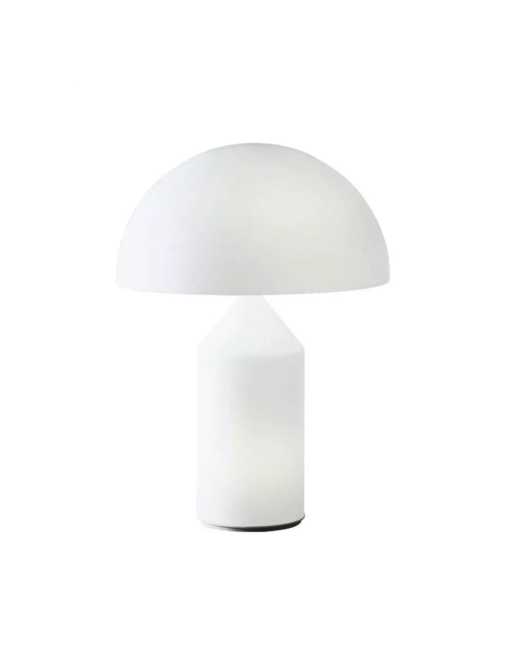 Lampe de table iconique en métal pour salon. Ce luminaire design offre un éclairage d'ambiance et une décoration unique.