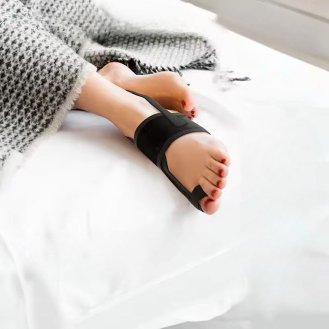 Attelle de nuit Hallux Valgus ergonomique pour soutien confortable du gros orteil et du pied pendant le repos.
