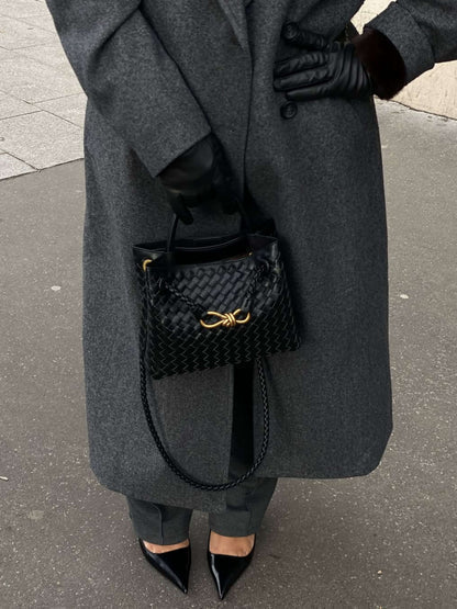 Sac à main femme tressé, avec bandoulière réglable, accessoire mode compact.