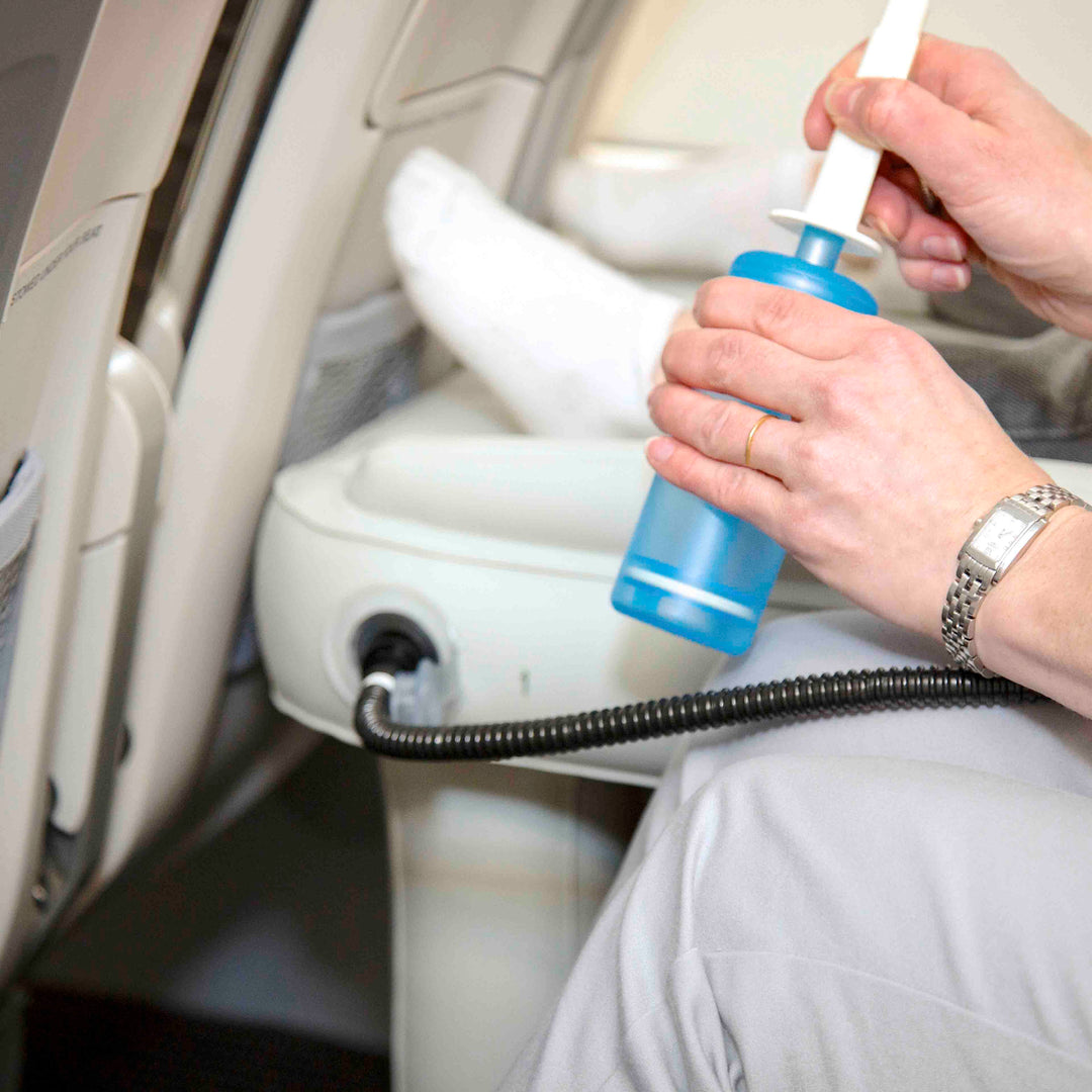 Matelas gonflable enfant, accessoire essentiel pour confort et détente en avion ou voiture.
