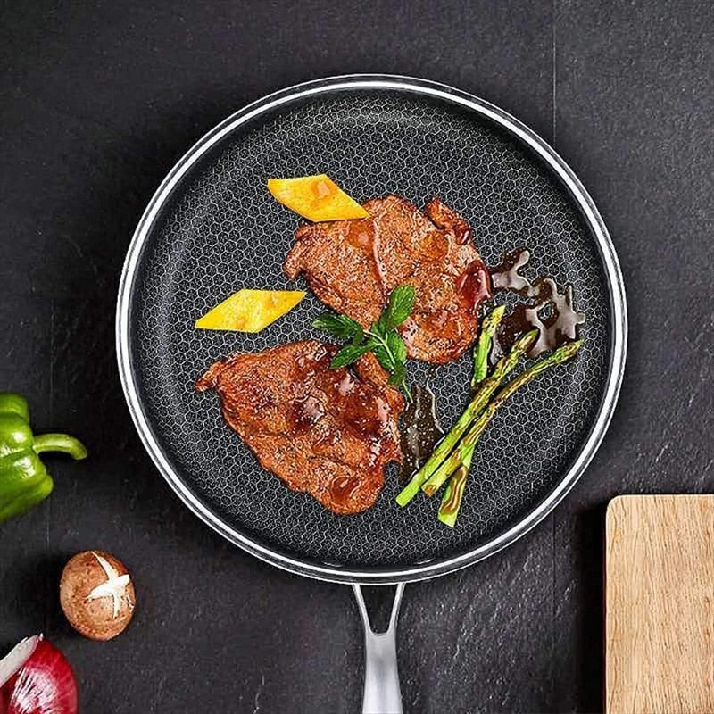 Surface antiadhésive durable de la poêle en acier inoxydable, idéale pour cuisine facile.