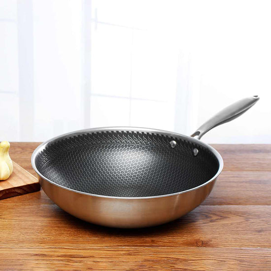 Base compatible induction de la poêle universelle antiadhésive en acier inoxydable.