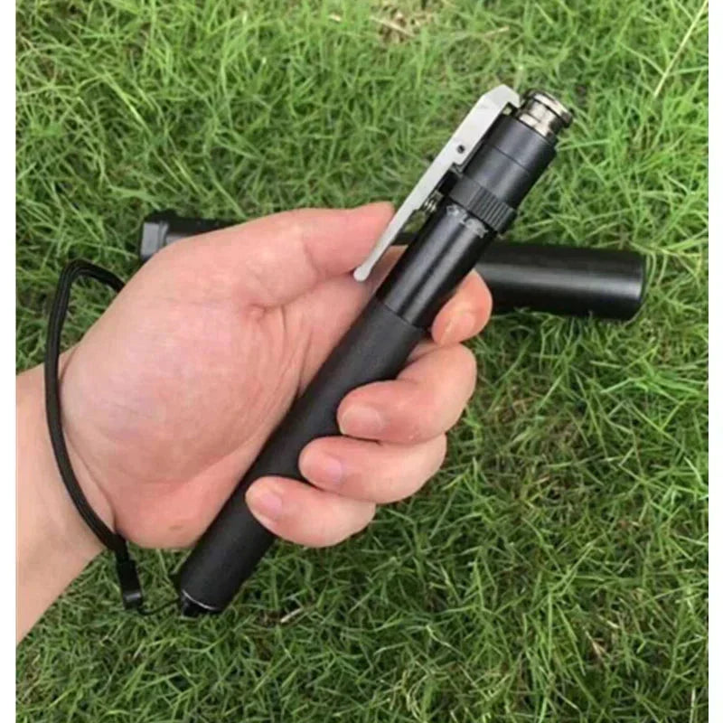 Bâton de marche robuste, pliable, avec ajustement de hauteur, essentiel pour l'aide à la marche et la mobilité.