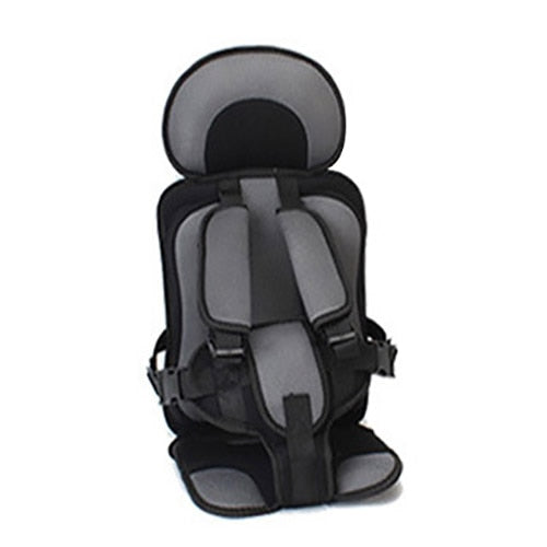 Siège bébé confortable pour longs voyages, avec rembourrage doux et appui-tête réglable.