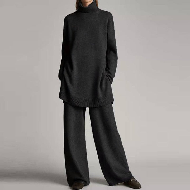 Loungewear femme confortable en tricot doux. Pull col roulé et pantalon évasé. Idéal pour détente et style hivernal.
