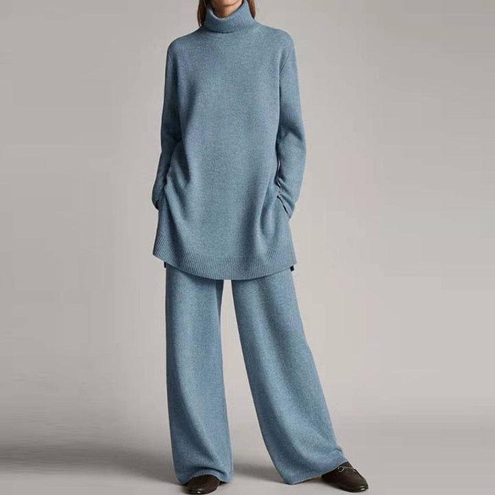Ensemble mode femme en tricot à maille douce, col roulé élégant et pantalon évasé décontracté. Confort automne-hiver.