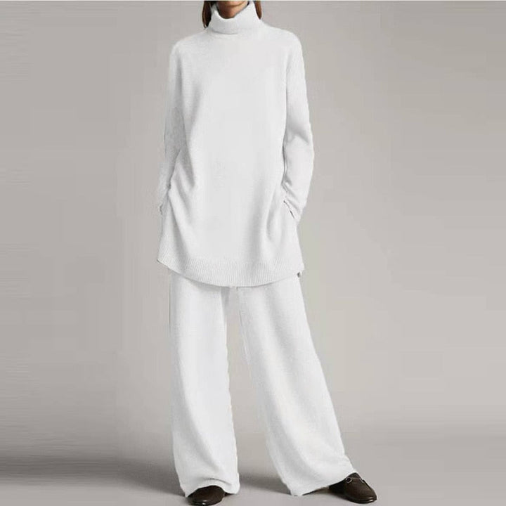Tenue décontractée chic femme : ensemble deux pièces maille douce, pull col roulé et pantalon évasé mode automne.