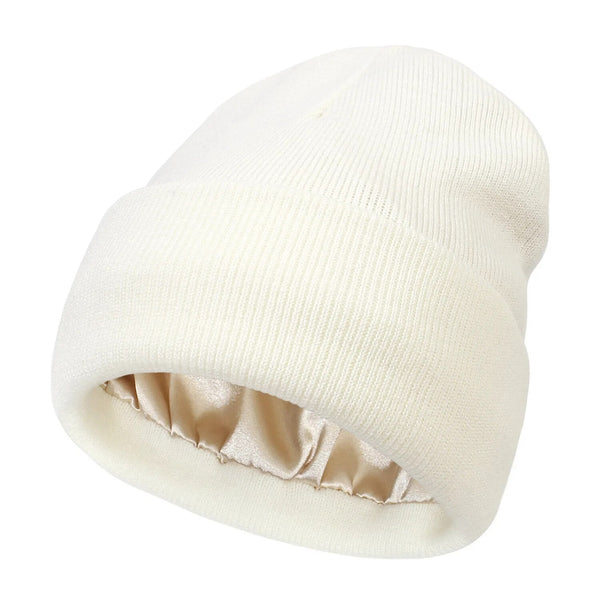 Bonnet élégant en laine pour femme, avec doublure en soie pour une protection capillaire hivernale.