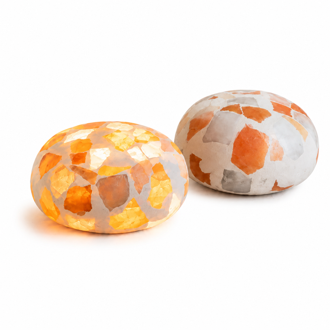 Lampe de chevet rechargeable sans fil, finition minérale style terrazzo. Éclairage d'ambiance compact pour chambre.