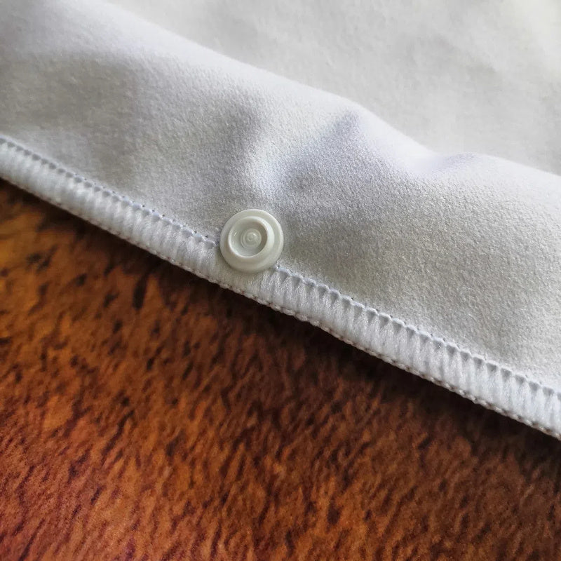 Microfibre douce: cape de bain Stitch avec capuche, enveloppante et absorbante pour un séchage rapide.