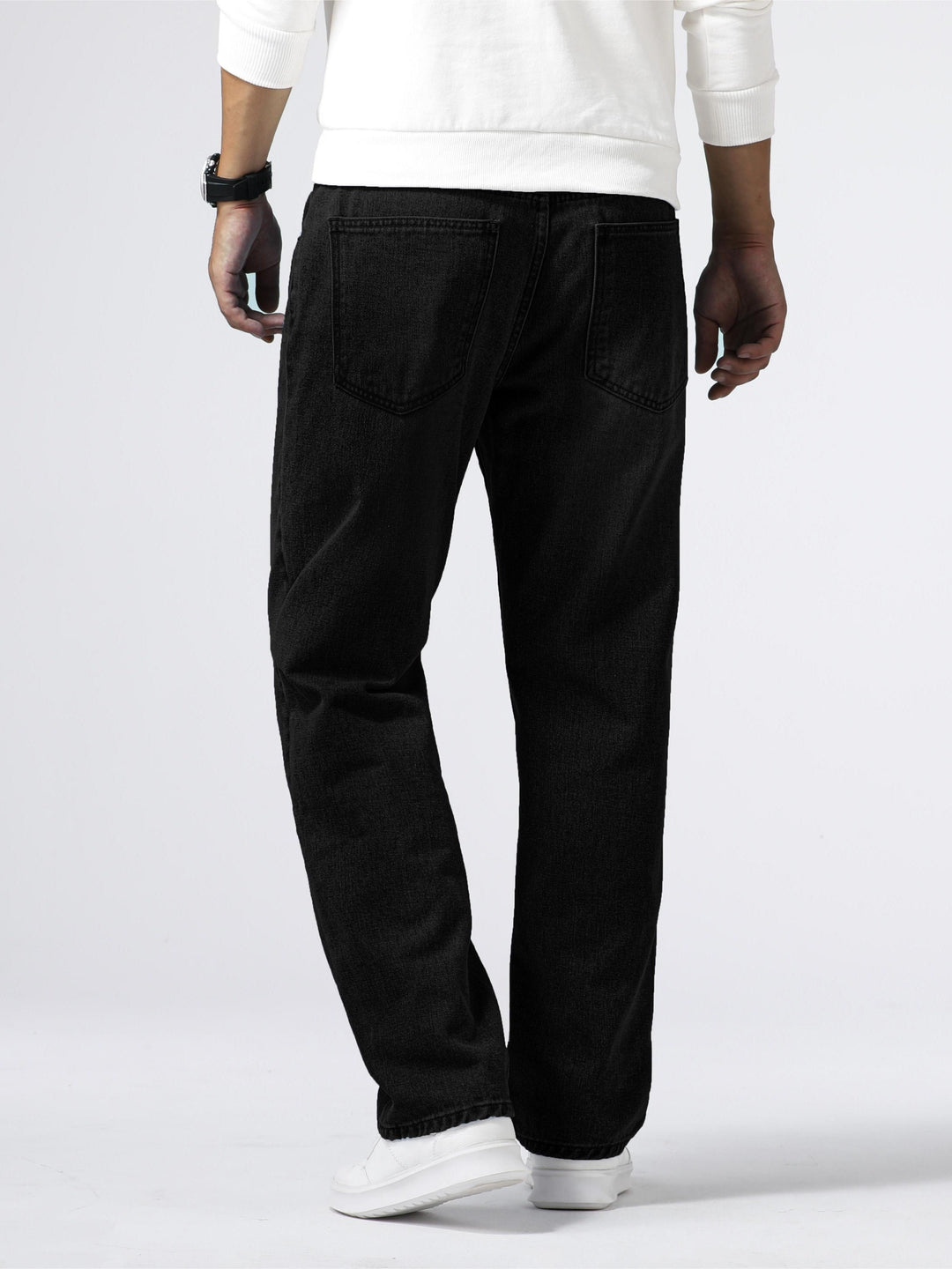 Vue frontale du jeans homme décontracté, look streetwear authentique, très tendance.