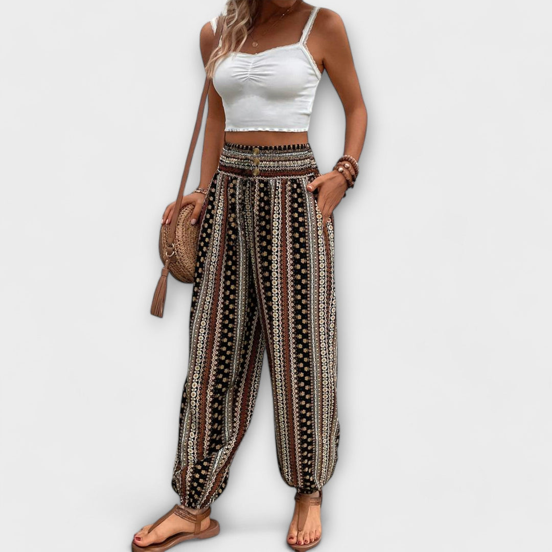 Joli pantalon Scarlett femme avec motif ethnique coloré, parfait pour allier confort et tendance.