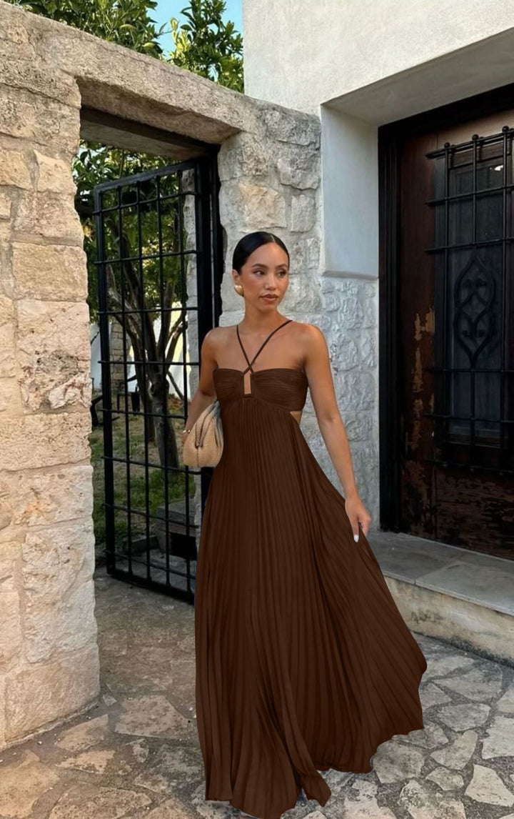 Robe plissée femme fluide, col halter, style moderne pour soirée et événement.