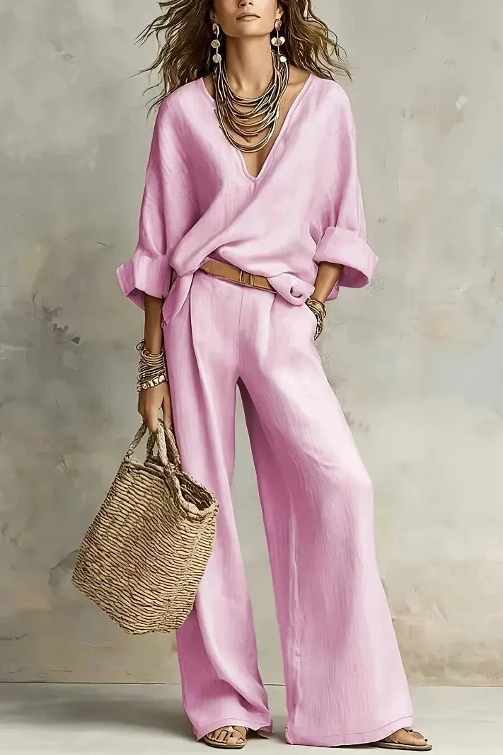 Ensemble femme fluide, col V et pantalon large. Confortable, élégant et polyvalent pour l'été.
