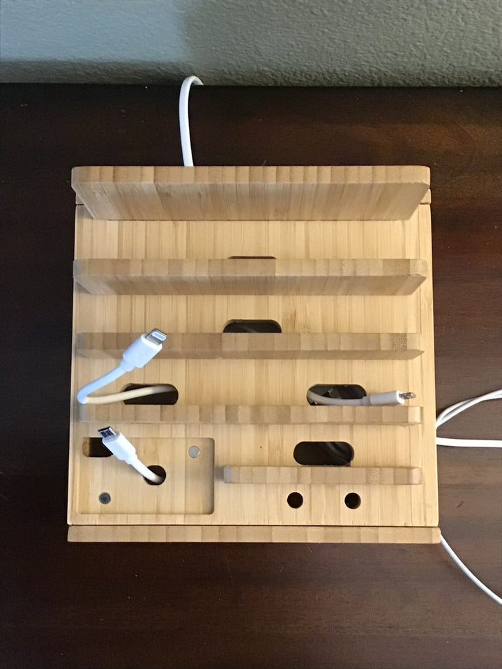 Support téléphone en bambou avec charge USB. Organisateur multi-appareils écologique.