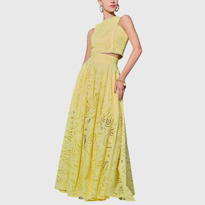 Ensemble chic pour femme, haut court et jupe longue, une tenue estivale moderne et versatile pour toute occasion.