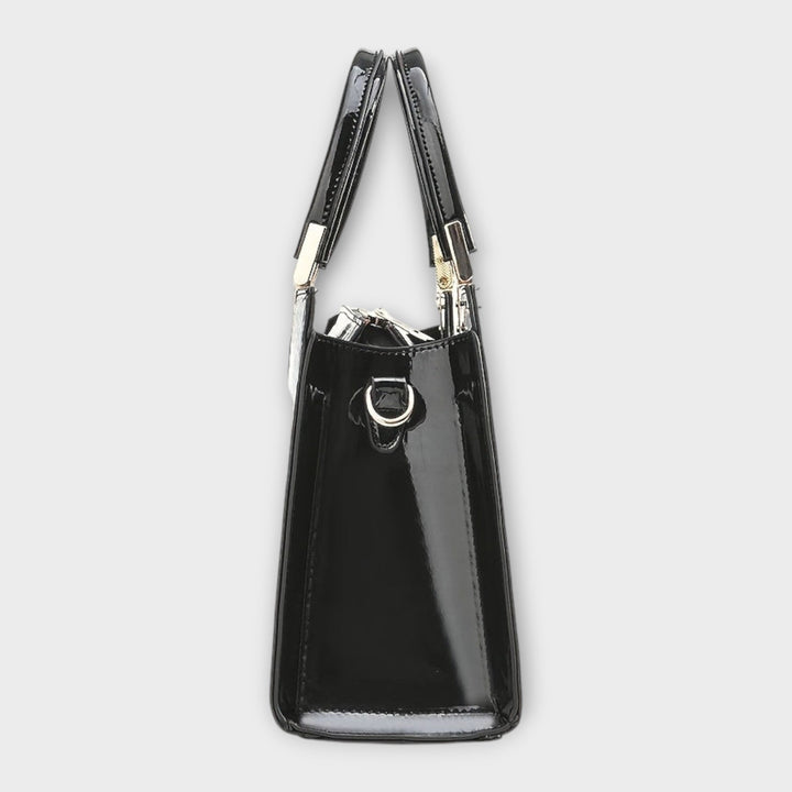 Femme portant un sac à main élégant motif crocodile brillant, un accessoire de mode et de luxe raffiné.