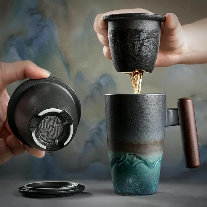 Tasse à thé élégante en céramique avec filtre, idéale pour une dégustation de thé ou café relaxante.