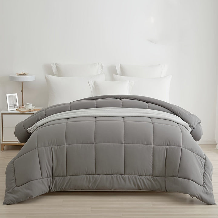 Chambre à coucher avec ensemble couette élégant, doux et léger, style hôtelier chic.