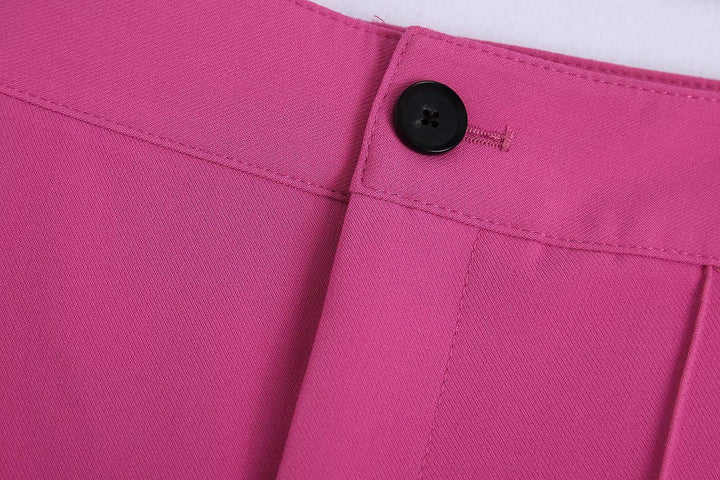 Tenue de bureau femme: ensemble blazer pantalon rose, élégant et polyvalent.