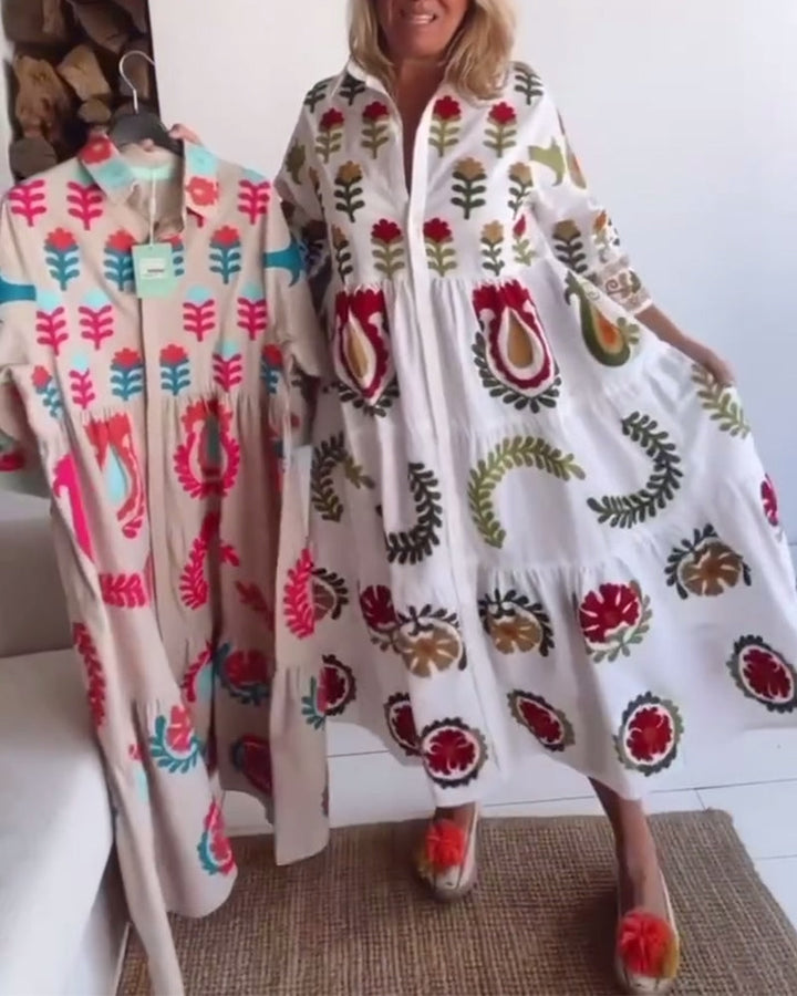Photo: Robe midi fleurie fluide pour femmes, mode estivale décontractée chic.