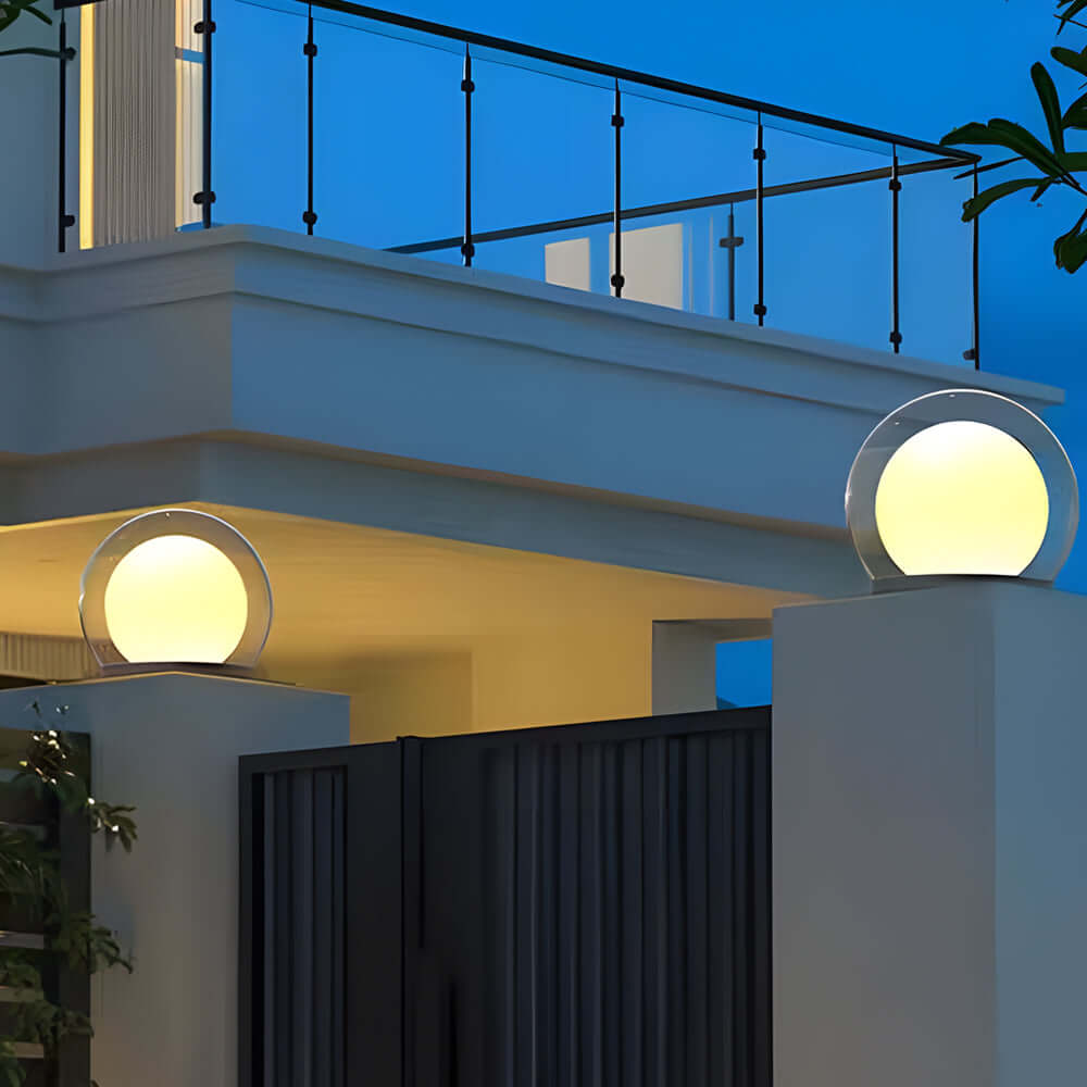 Détail d'une lampe de jardin LED. Finition métallique moderne pour un luminaire extérieur de qualité.