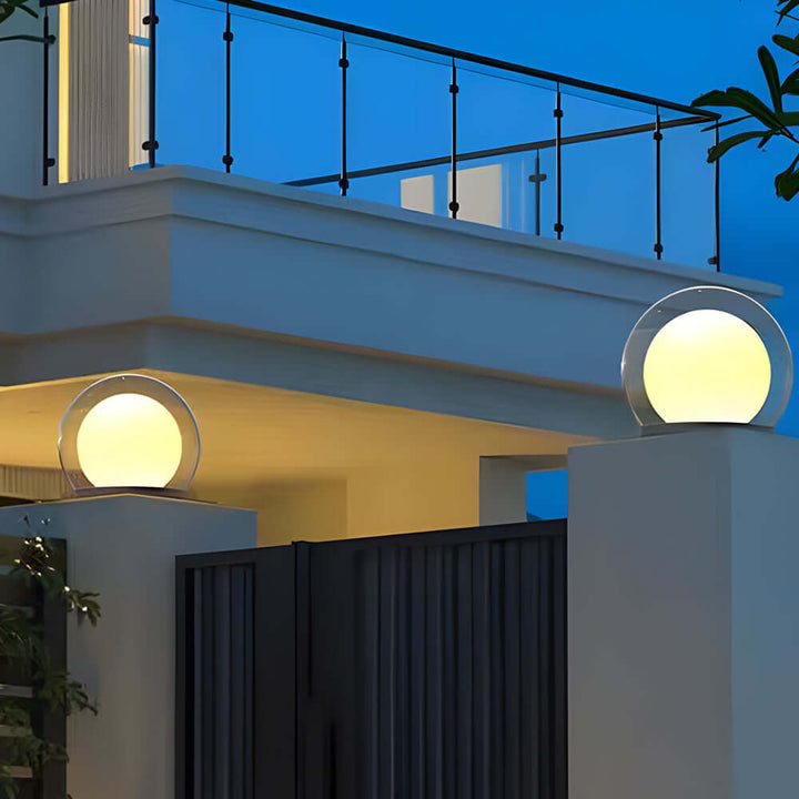 Détail d'une lampe de jardin LED. Finition métallique moderne pour un luminaire extérieur de qualité.