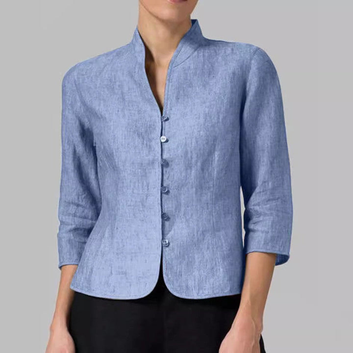 Mode féminine: Blouse ajustée femme chic gris bleu, col montant, décolleté V, manches 3/4. Style moderne.