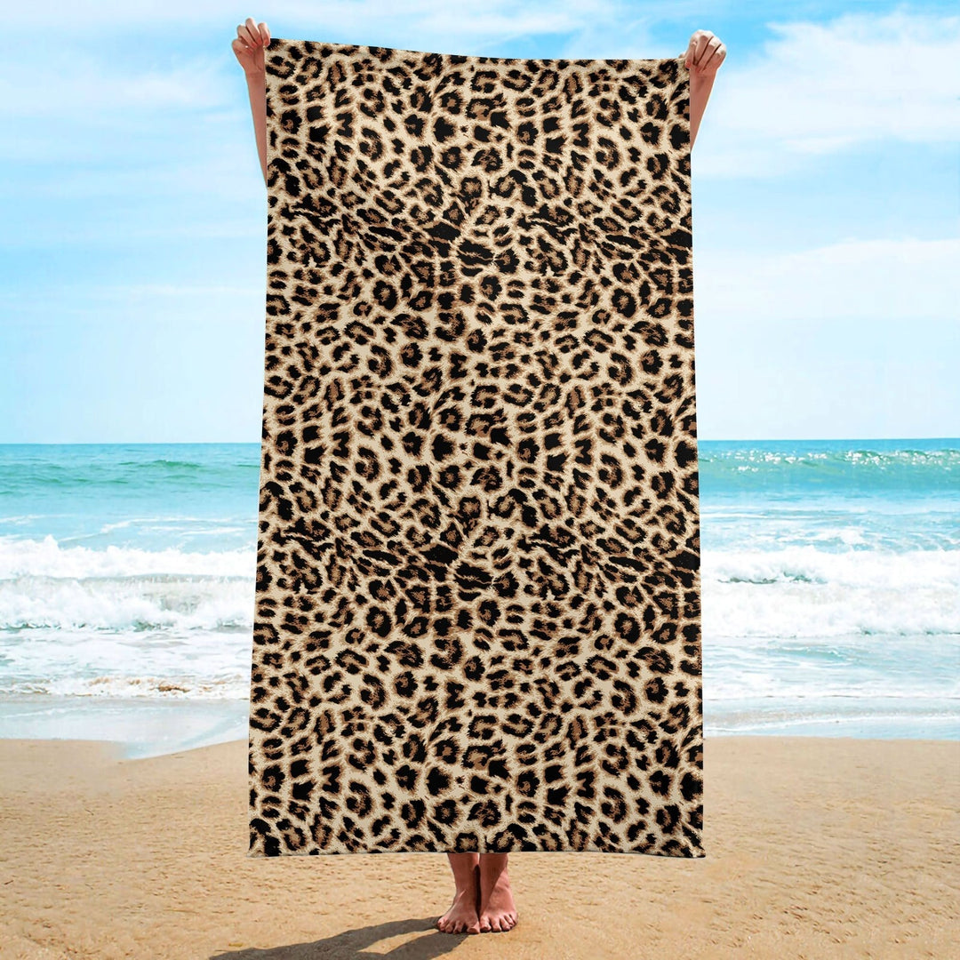 Serviette de plage microfibre légère et compacte pour femme. Idéale pour les voyages, la piscine, le sport et l'été.