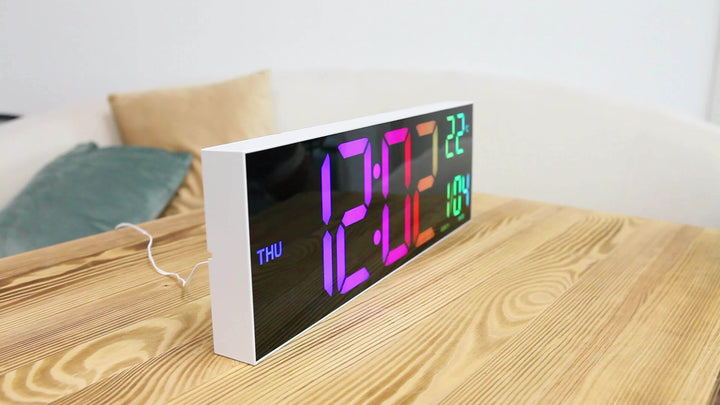 Horloge LED numérique grand format, multicolore, température et date, idéale pour la maison.