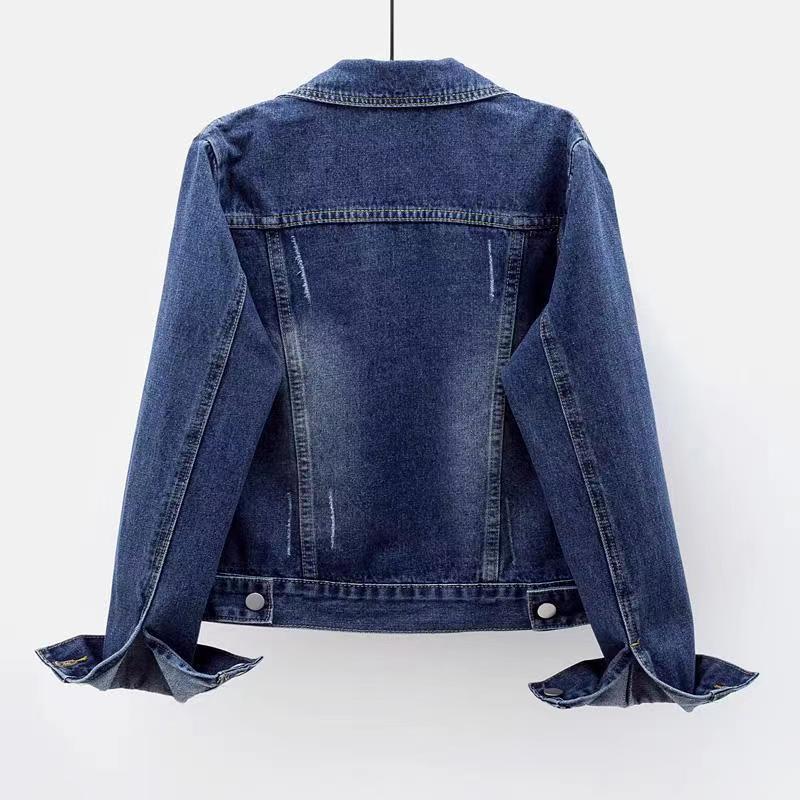 Veste en jean ajustée pour femme, vêtement mode polyvalent pour toutes tenues casual ou élégantes.