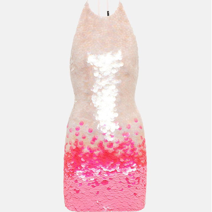Mini robe licou ajustée rose à paillettes pour femme, idéale pour une soirée chic et glamour.