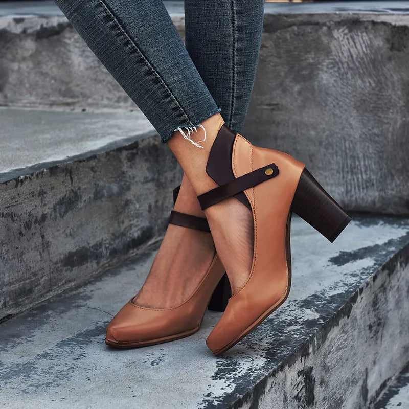 Talon bloc stable et confortable pour cette chaussure femme élégante, idéale pour un look décontracté-chic.