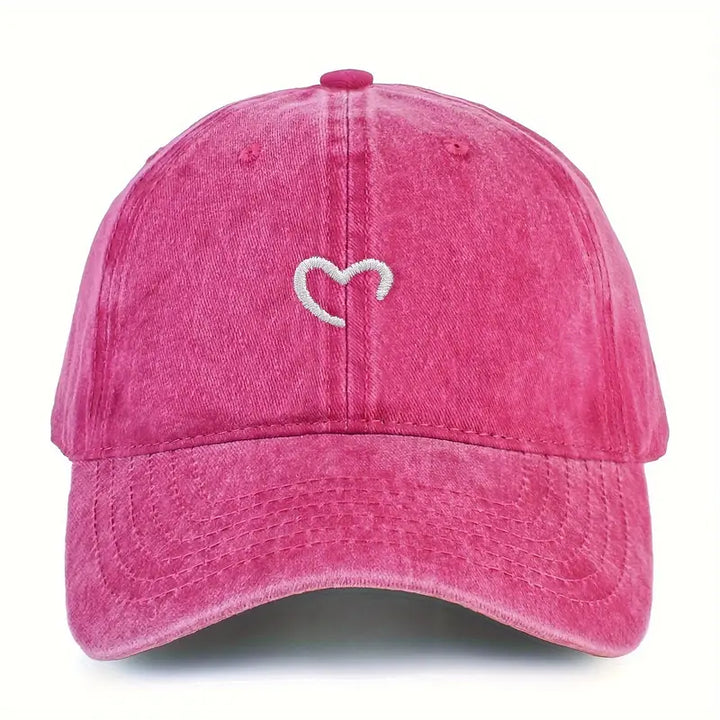 Casquette mode femme, design minimaliste avec cœur brodé. Parfaite pour un style décontracté chic.