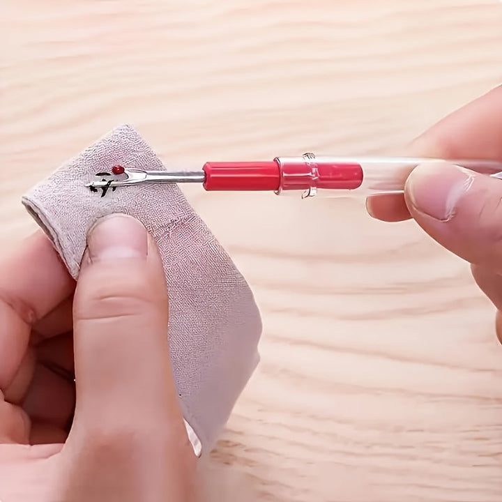 Nécessaire de couture d'urgence avec épingles, dé à coudre et boutons pour réparations textiles rapides.