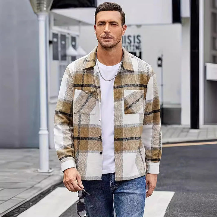 Veste à carreaux boutonnée chic pour homme, idéale mode automne. Confort et style décontracté.