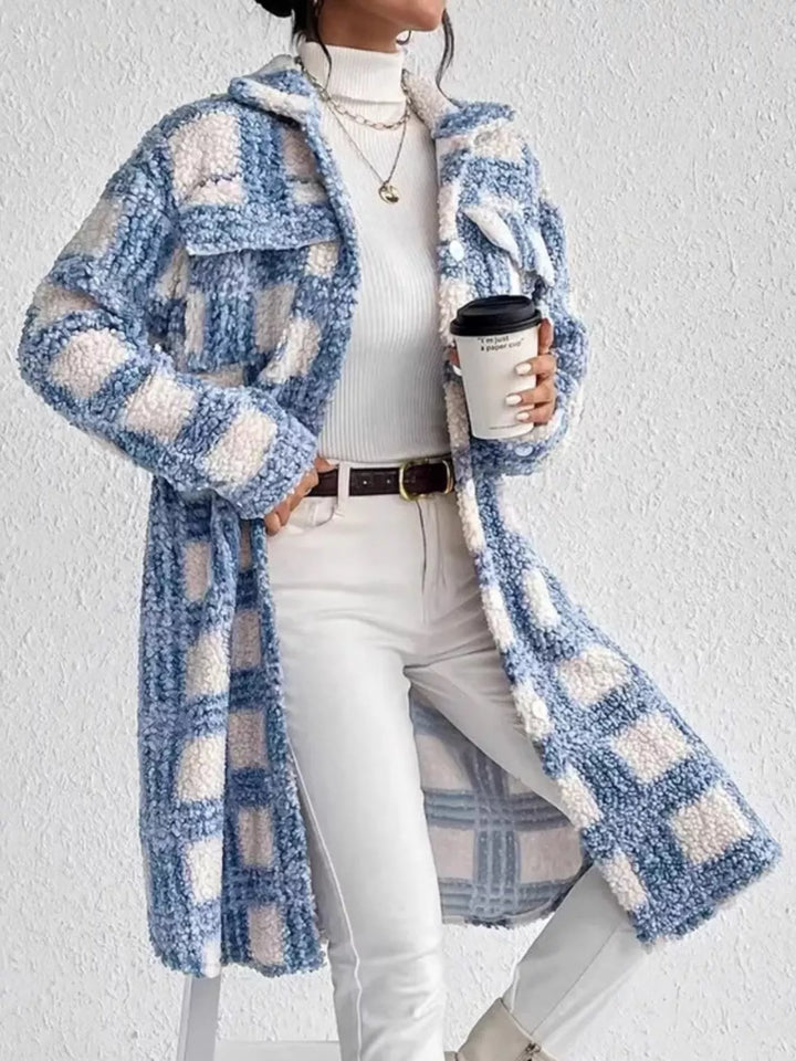 Veste longue femme aux motifs géométriques. Élégance décontractée pour l'automne, style moderne.