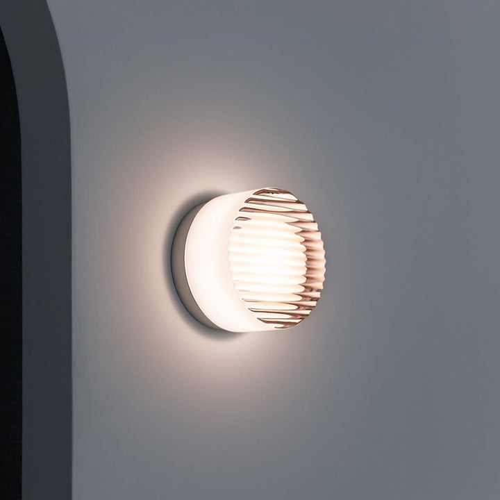 Applique murale LED design moderne, éclairage intérieur/extérieur économe pour maison contemporaine.