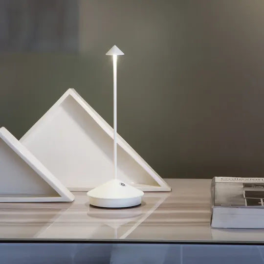 Lampe LED moderne pour décoration intérieure. Lumière douce et ajustable.
