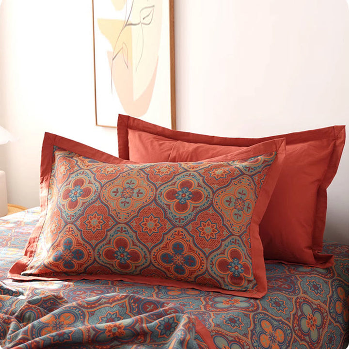 Le côté uni de la couette réversible, offrant une alternative sobre au motif mandala pour votre chambre.