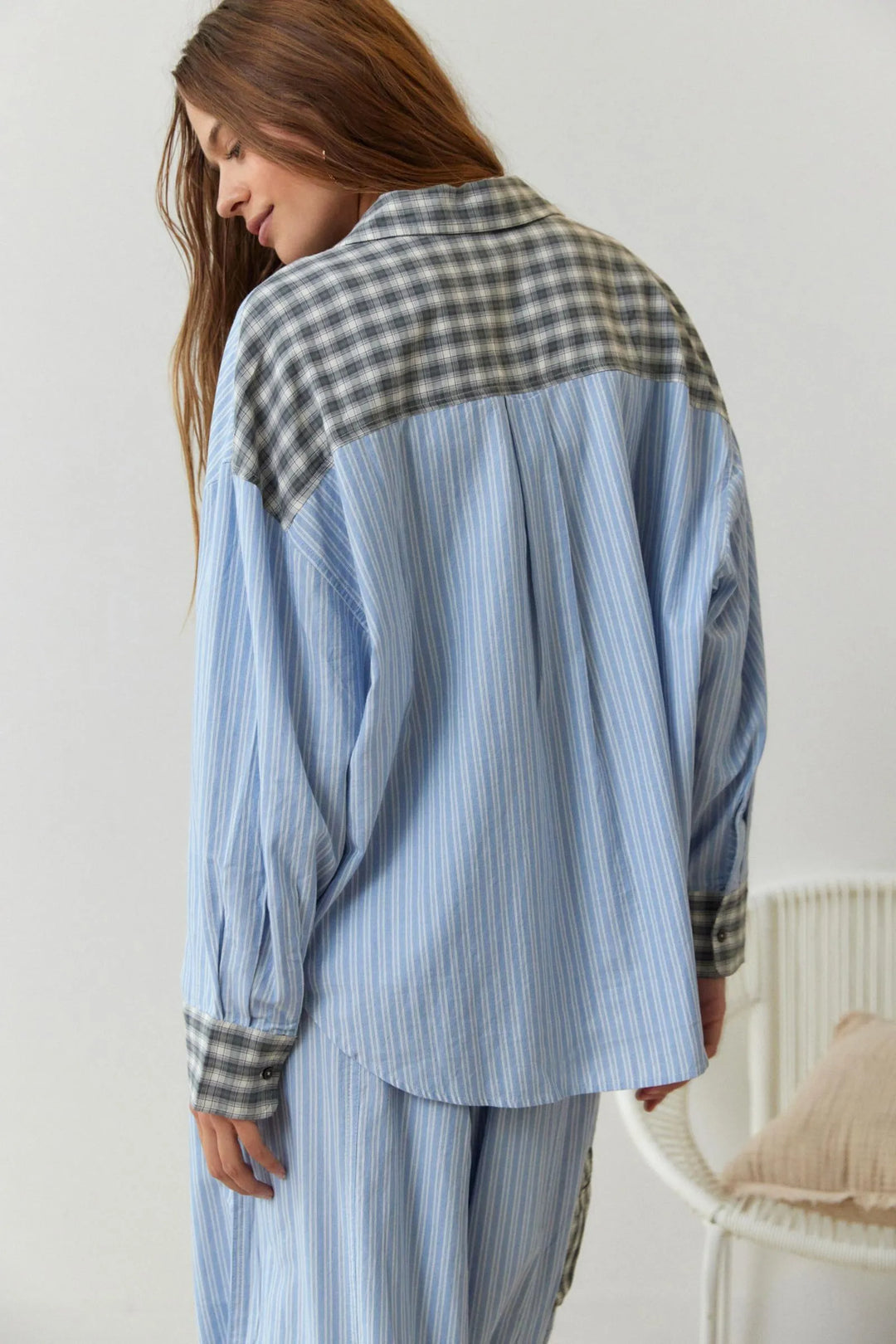 Ensemble pyjama femme brun et bleu de luxe, offrant douceur et confort supérieur pour vos nuits décontractées.