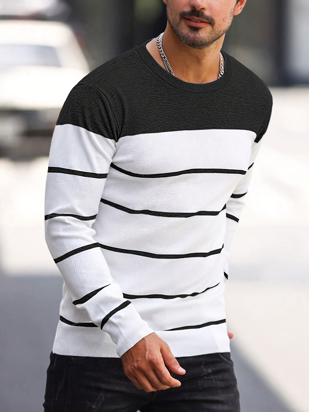 Détail des rayures sur ce pull homme moderne, design élégant et confort optimal. Un top polyvalent.