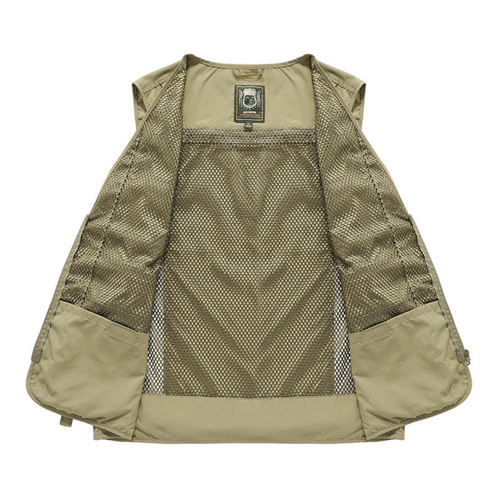 Gilet homme respirant et léger pour randonnée estivale, avec poches de rangement.