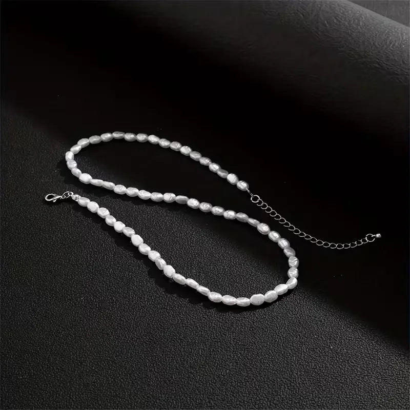 Collier pour homme, perles baroques ivoire nacré et nacre irisée. Gros plan sur texture et détails. Bijou.