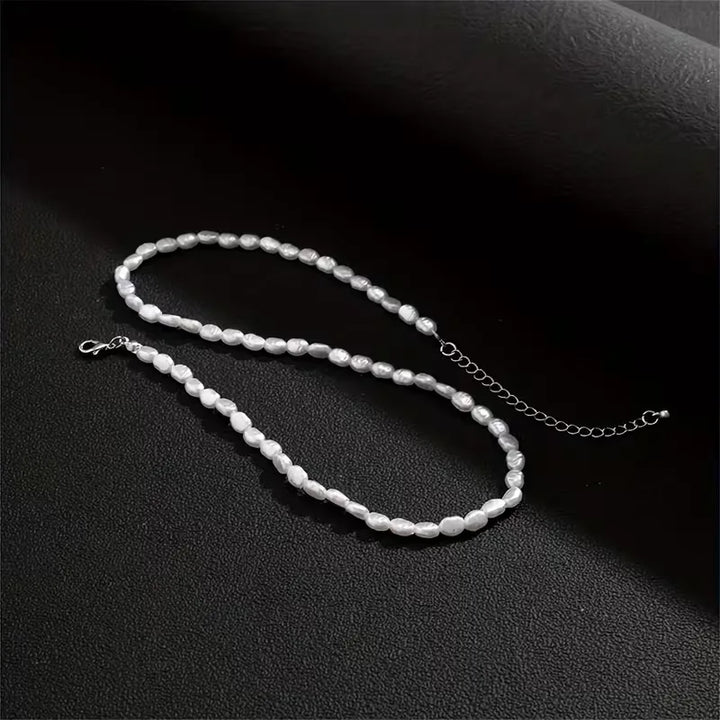 Collier pour homme, perles baroques ivoire nacré et nacre irisée. Gros plan sur texture et détails. Bijou.