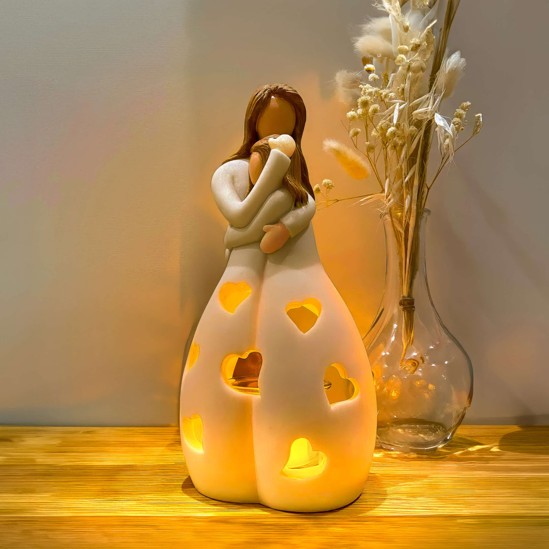 Lampe de table cœur romantique beige en résine, éclairage LED doux pour ambiance chaleureuse.